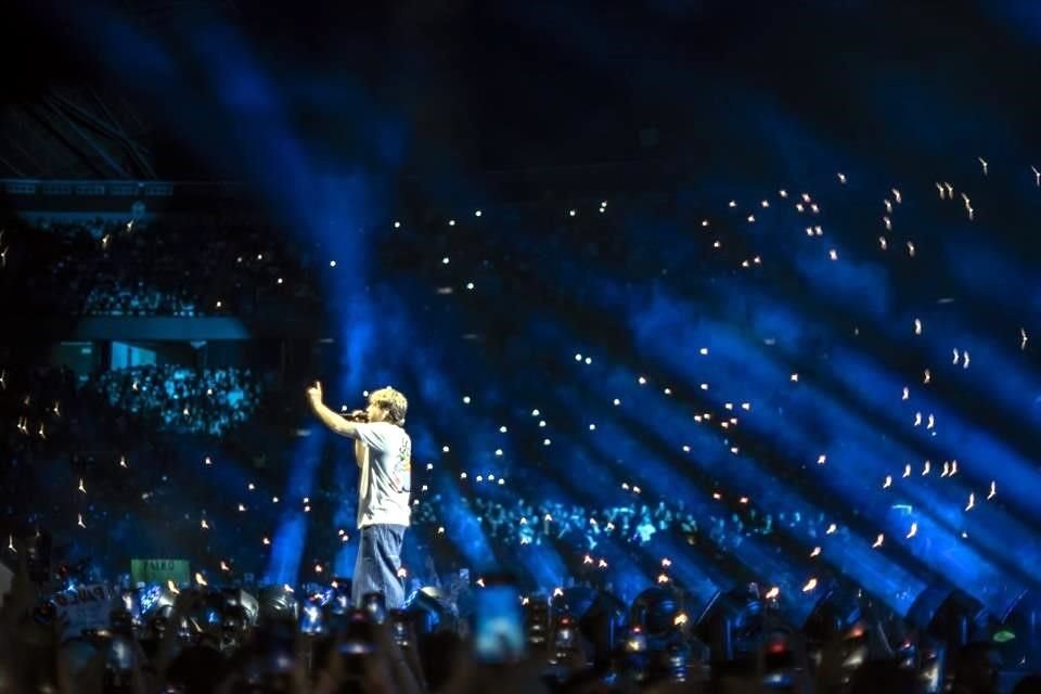 De 27 años, el cantante de rap y trap llenó ayer el Palacio de los Deportes, con 18 mil fans, en la primera de dos noches.