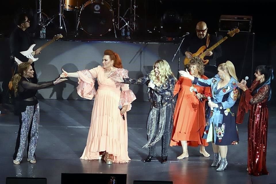 Rocío Banquells, María del Sol, María Conchita Alonso, Manoella Torres, Ednita Nazario y Denisse de Kalafe le cantaron a las mamás.