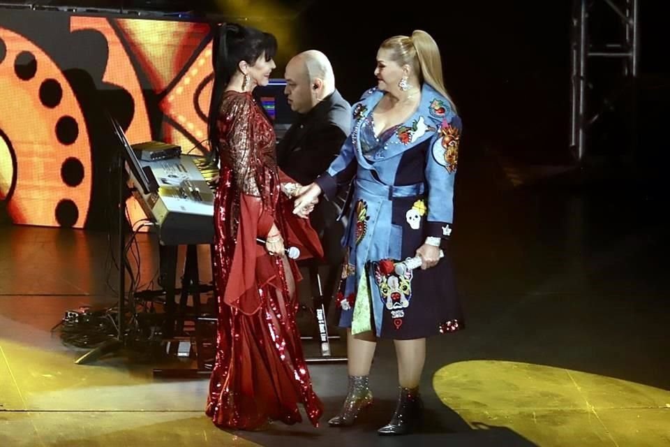 Rocío Banquells  y María Conchita Alonso también cantaron a dueto en el escenario.