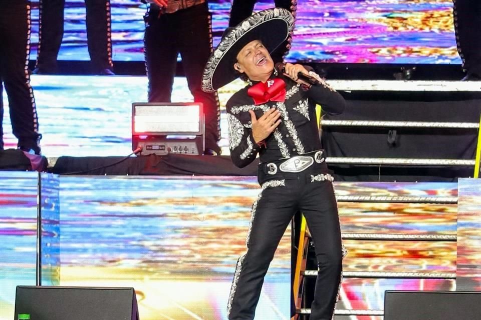 Pedro Fernández felicitó a las mamás en la víspera de su día, durante el concierto que dio en la Arena CDMX.