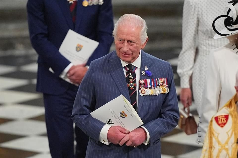 La decisión de que Carlos III no asista sigue una tradición establecida en  la que los monarcas, por norma, no participan directamente en funerales o ceremonias de jefes de Estado.