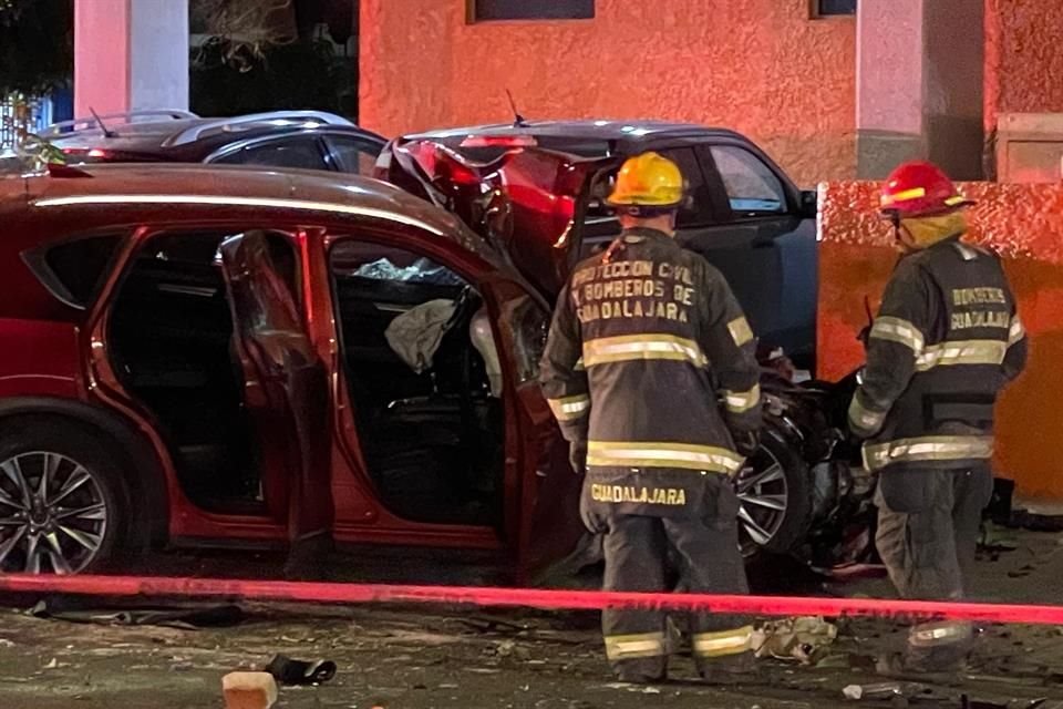 Un hombre recibió disparos afuera de su casa, intentó manejar hacia un hospital, pero chocó y murió,  Circunvalación Oblatos, en Guadalajara.