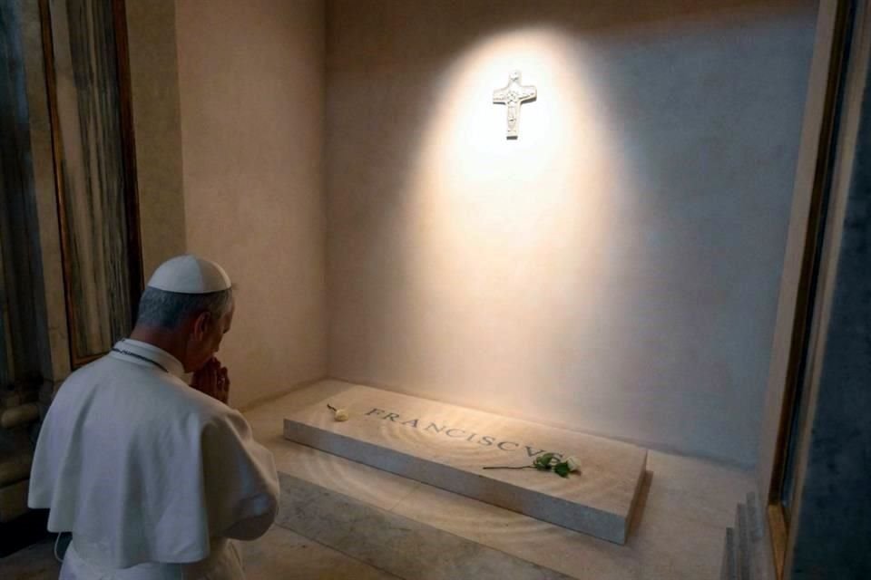 El Papa León XIV hizo su primera salida del Vaticano para visitar un santuario católico y la tumba de su predecesor, Francisco.
