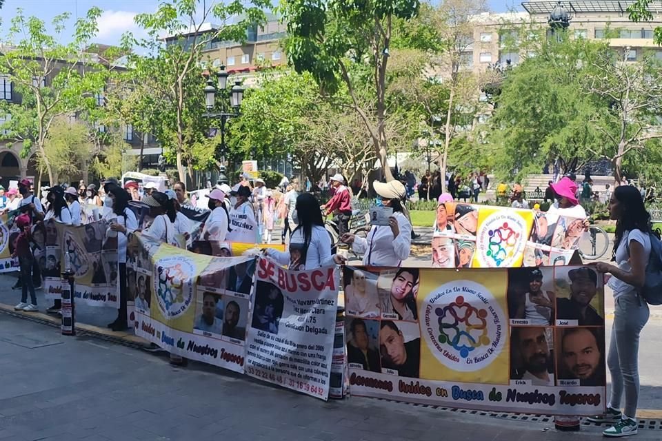Argumentando que no hay nada que festejar el Día de las Madres, mujeres de Corazones Unidos se manifestaron para exigir la localización de sus seres queridos.