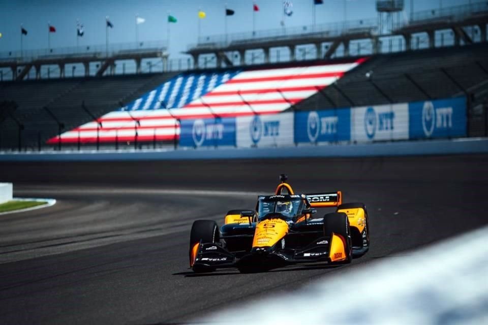 Pato O'Ward subió al podio tras finalizar segundo en el Gran Premio de Indianápolis.