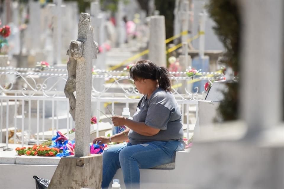 Miles de jaliscienses festejan el Día de las Madres en el panteón, recordando y valorando el tiempo que convivieron.