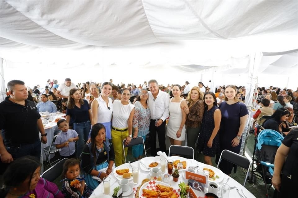 El festejo estuvo encabezado por el Presidente Municipal, Juan José Frangie.