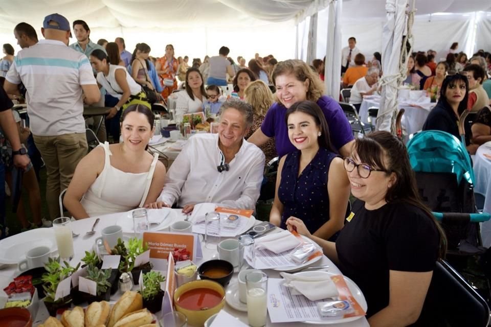 El festejo estuvo encabezado por el Presidente Municipal, Juan José Frangie.