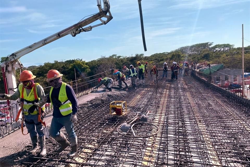 La obra se conforma de 31 estructuras: 10 puentes, 19 cruces y dos pasos de ferrocarril.