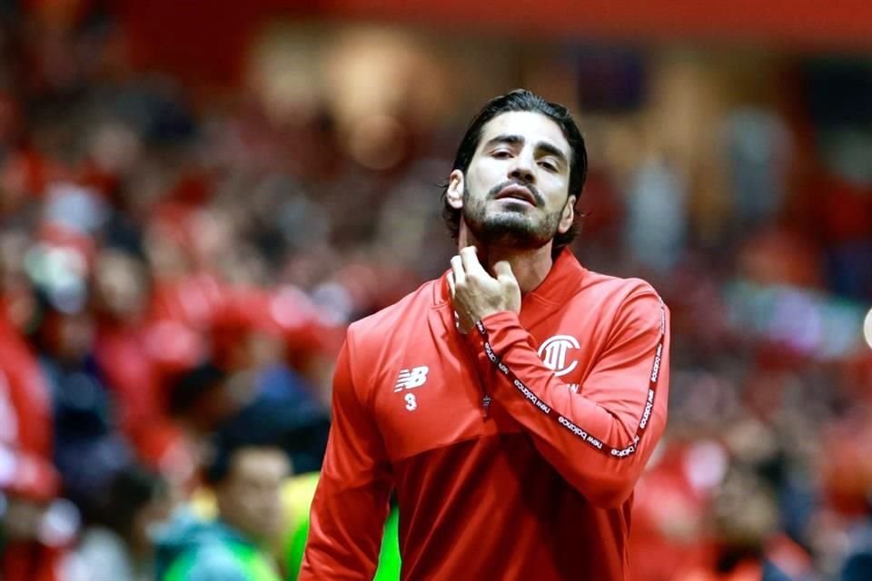 Antonio Briseño, quien fue suplente en el juego, fue expulsado desde la banca por reclamarle al árbitro.