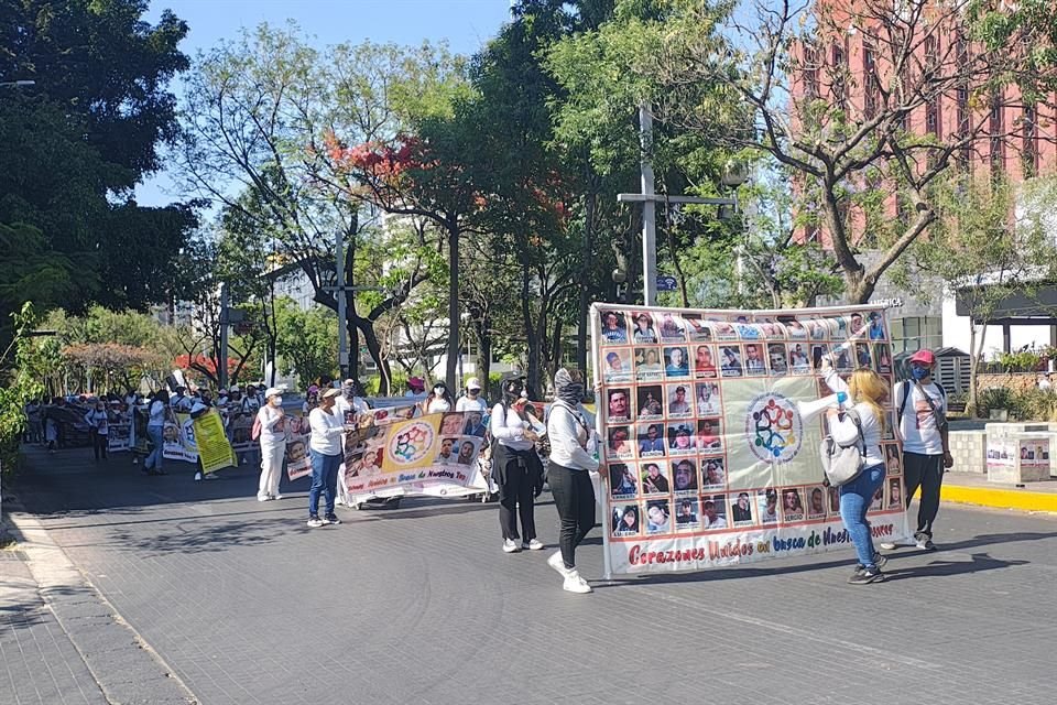 Integrantes de Corazones Unidos en Busca de Nuestros Tesoros marcharon ayer.