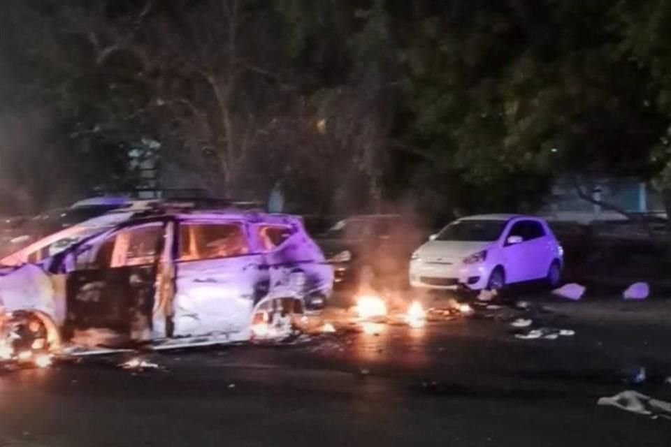 La carretera internacional México 15, que va de Culiacán a Sonora, se convirtió ayer en campo de batalla de 'Los Chapitos' y 'Los Mayos'.