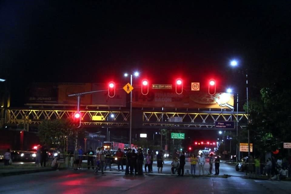 Aunque en el Periférico Carlos Pellicer sí había luz, en varias colonias de la zona centro de Villahermosa no se había restablecido el servicio tras las luvias de la madrugada del sábado.