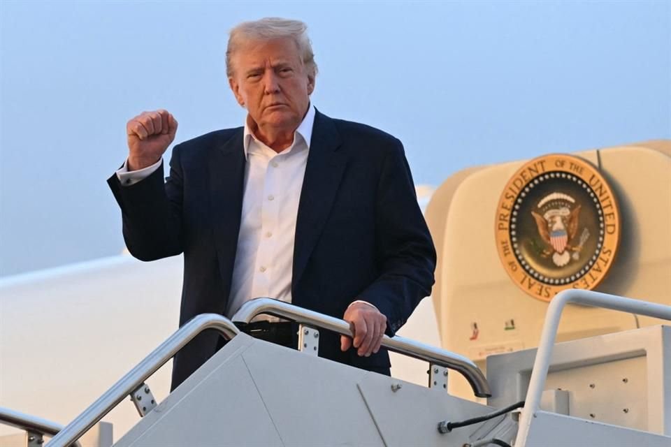 El Presidente Donald Trump baja del Air Force One en Maryland, el 4 de mayo del 2025.