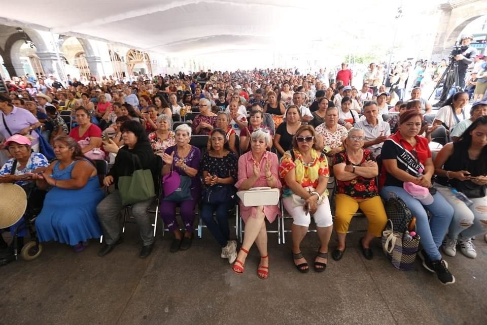 Festejan a las mamás en Guadalajara.