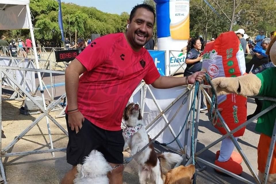 Niños y adultos, que estuvieron reunidos en uno de los pulmones de la Ciudad desde las 8:00 horas del día, recibieron una medalla por su participación.
