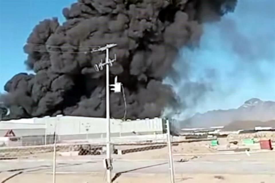El humo del incendio pudo verse a kilómetros de distancia.
