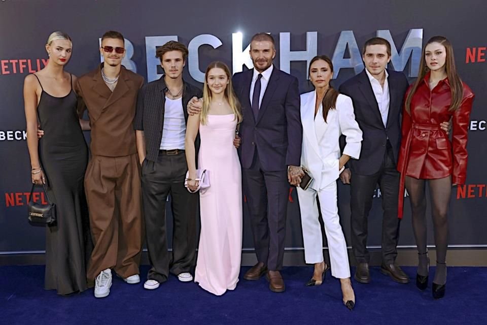 Medios de Reino Unido y EU revelaron que los Beckham no logran entenderse con Nicola Peltz (der.) y que ésta ejerce mucha influencia en Brooklyn.