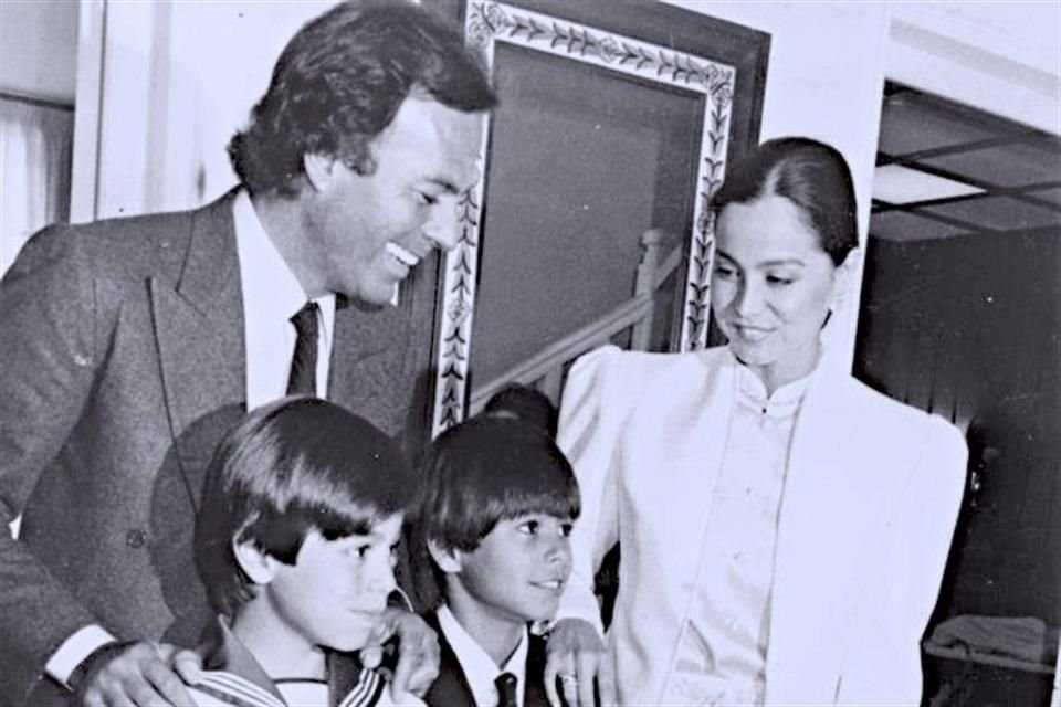 Con Isabel Preysler procreó tres hijos.