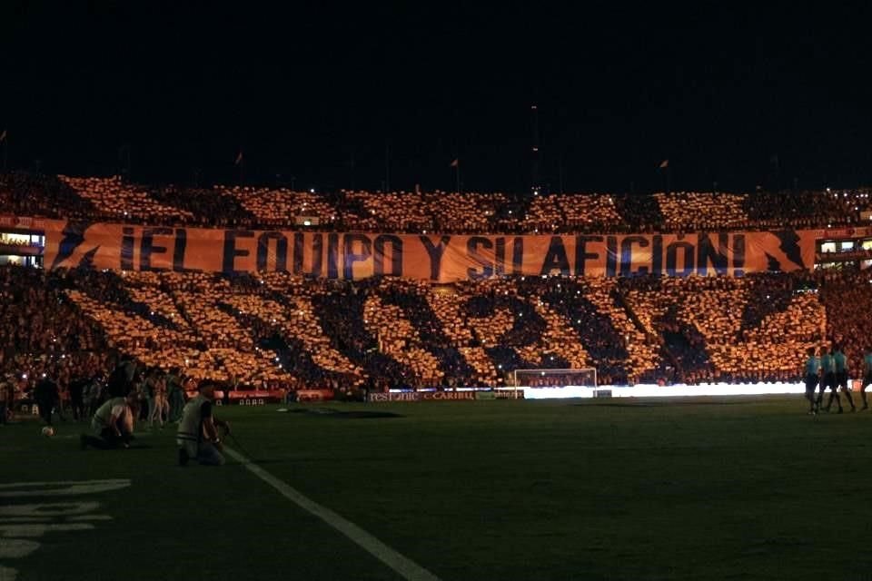 Uno de los momentos más emotivos en los partidos como local de Tigres es el recibimiento de sus seguidores.