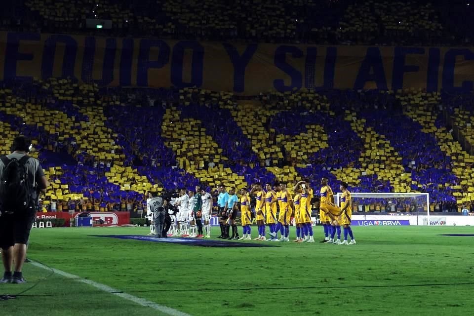 Jugadores de Tigres y Necaxa en la ceremonia de protocolo de la Liga MX.