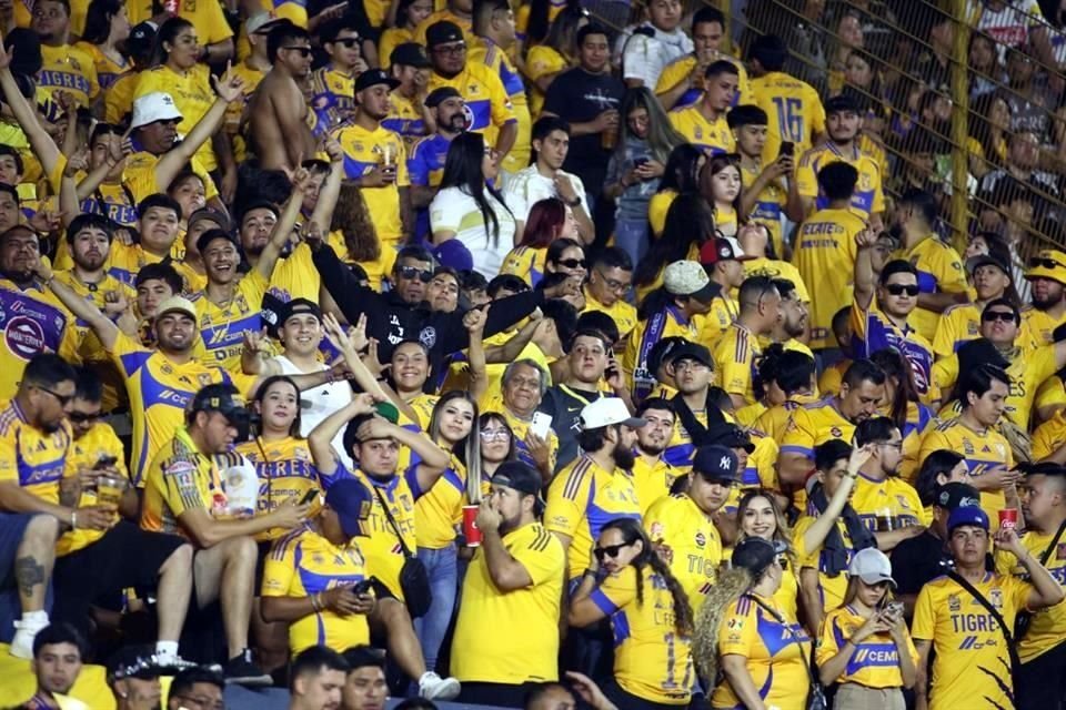 Sin novedad... Las tribunas del Uni estuvieron llenas.