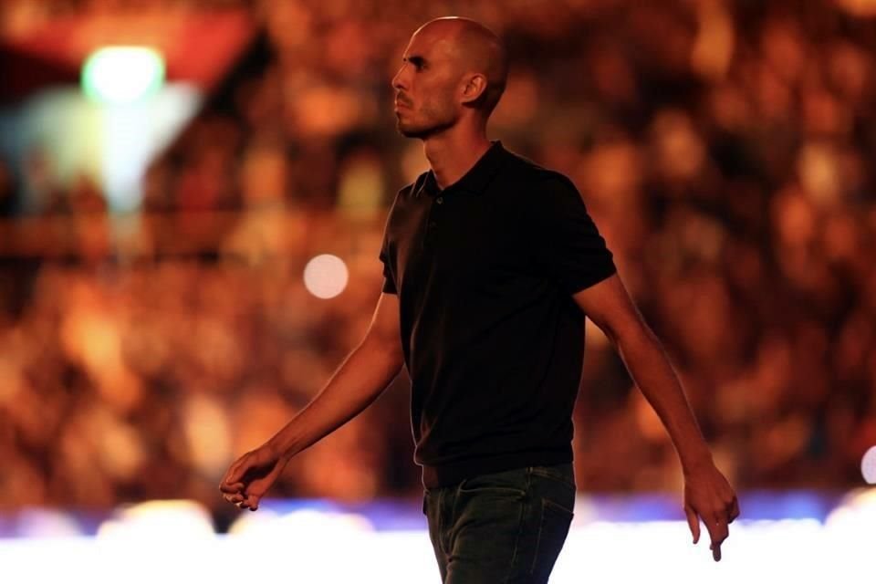 El técnico Guido Pizarro rumbo a la banca de Tigres.