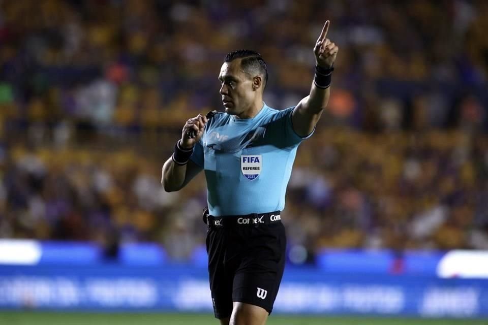Marco Antonio Ortiz Nava, alias 'El Gato', fue el árbitro del partido.
