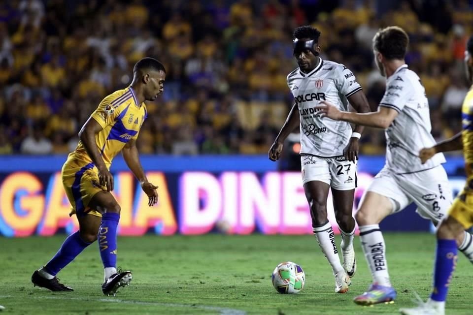 El delantero Diber Cambindo (con el balón), no se ha reencontrado con el gol.