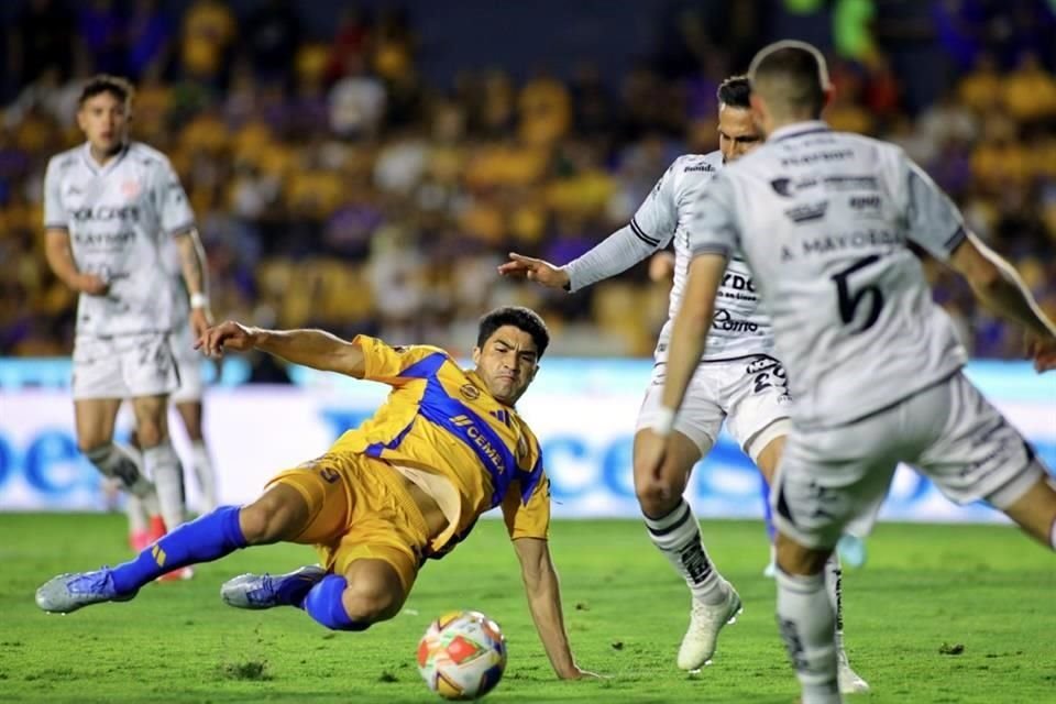 El delantero argentino peleó cada balón.