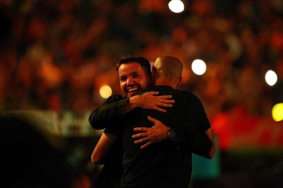 El saludo y abrazo entre los técnico, Nicolás Larcamón, del Necaxa, y Guido Pizarro (de espalda).