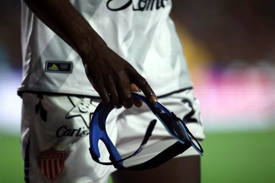 Cambindo jugó con un protector para la cabeza.