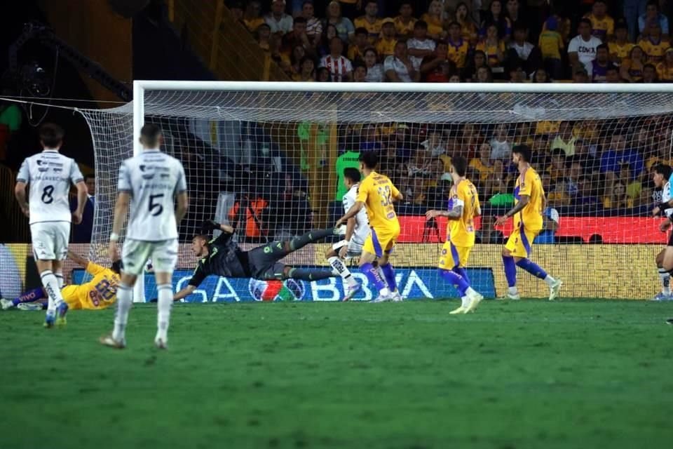 Badaloni la puso en el rincón de la portería.