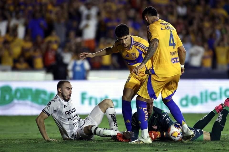 Tras escapársele el balón de las manos, el rebote favoreció a los felinos.