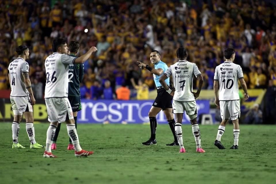 El 'Gato' y el VAR dictaminaron gol y el Uni estalló en júbilo.