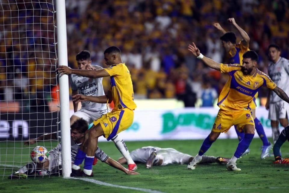 Así entró dramáticamente el balón a la portería para el 2-2 y el pase de los Tigres.