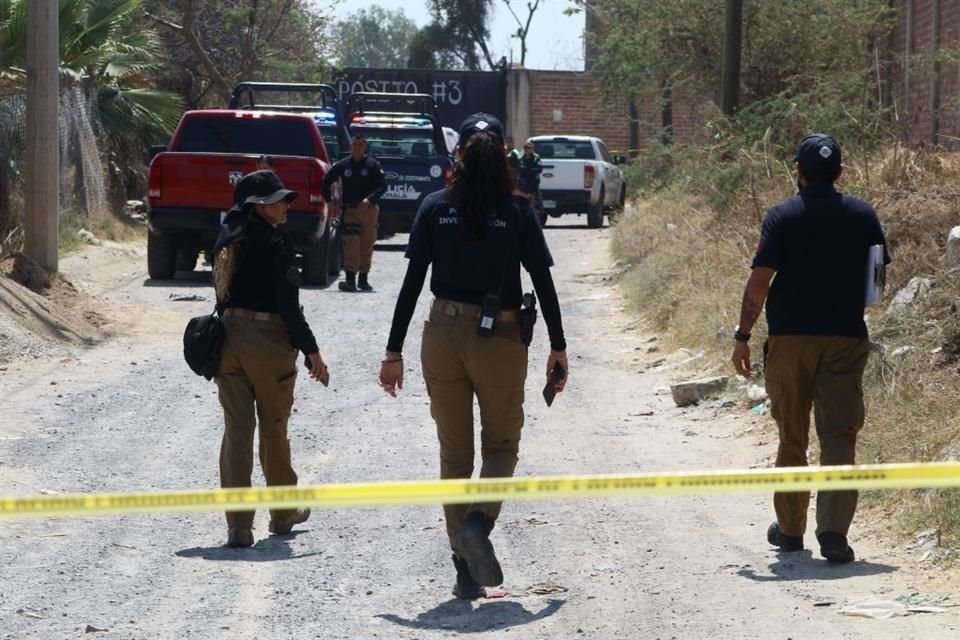 La escena del crimen fue resguardada con un cerco policial y los gendarmes notaron que el coche tenía al menos tres impactos en el mismo lado donde yacía el cadáver.