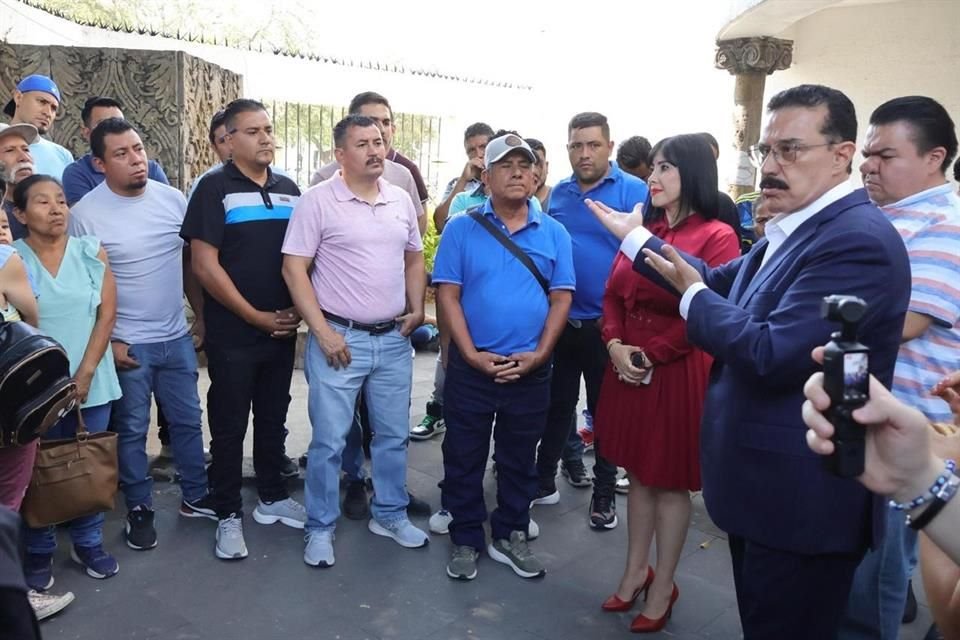 Ex empleados de Caabsa en Tonalá acudieron este lunes al partido Morena, donde pidieron ayuda debido a que aún no ecuntran trabajo.