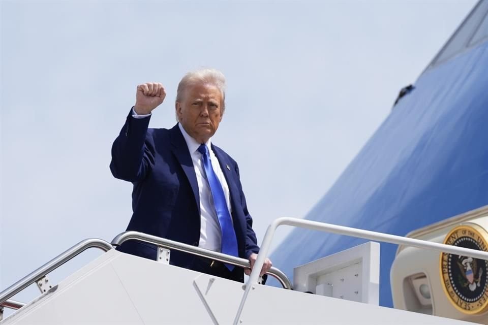 El Presidente Donald Trump aborda el Air Force One, el 12 de mayo del 2025.