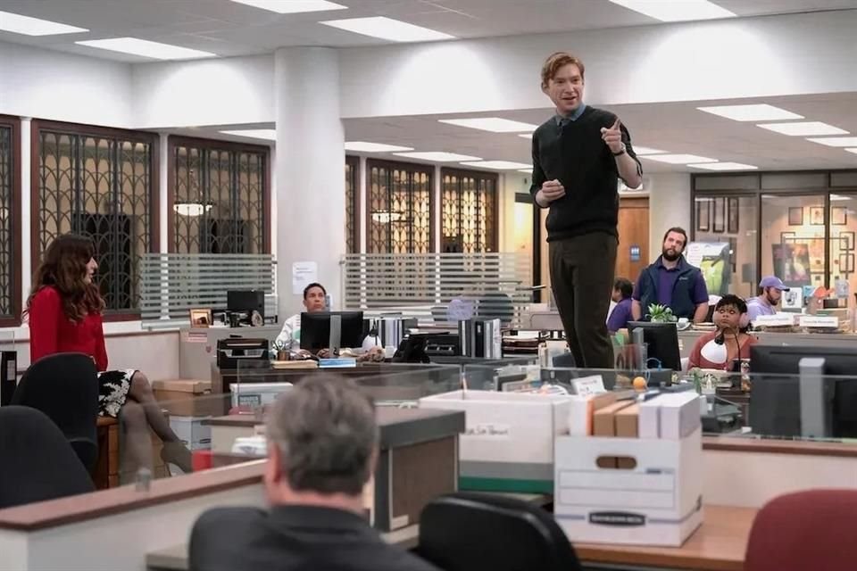 Ambientada en un periódico en crisis en Ohio, 'The Paper' sigue al mismo equipo documental que registró la vida en Dunder Mifflin, ahora con nuevos rostros.