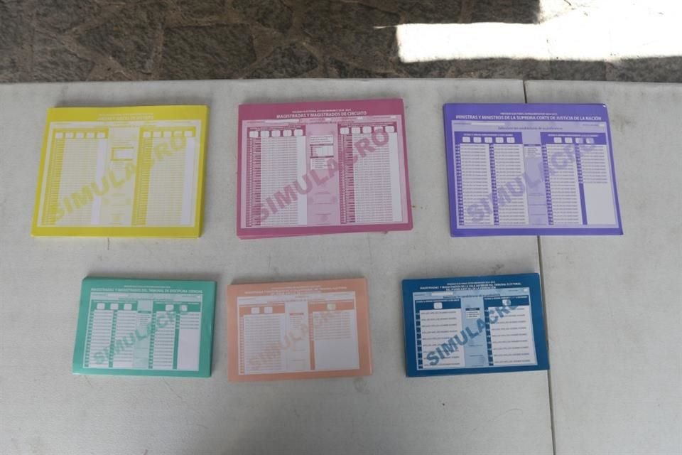 Simulacro de las boletas electorales para la elección judicial del 1 de Junio.