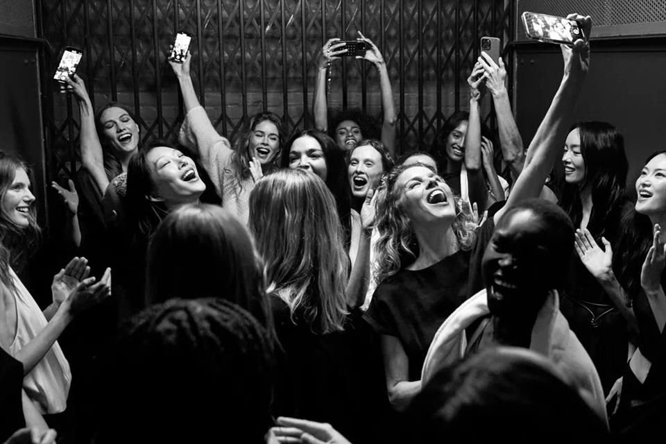 El choque generacional del festejo fashion incluye a modelos de diversas épocas, como Adriana Lima, Amber Valletta, Carla Bruni y Christy Turlington.