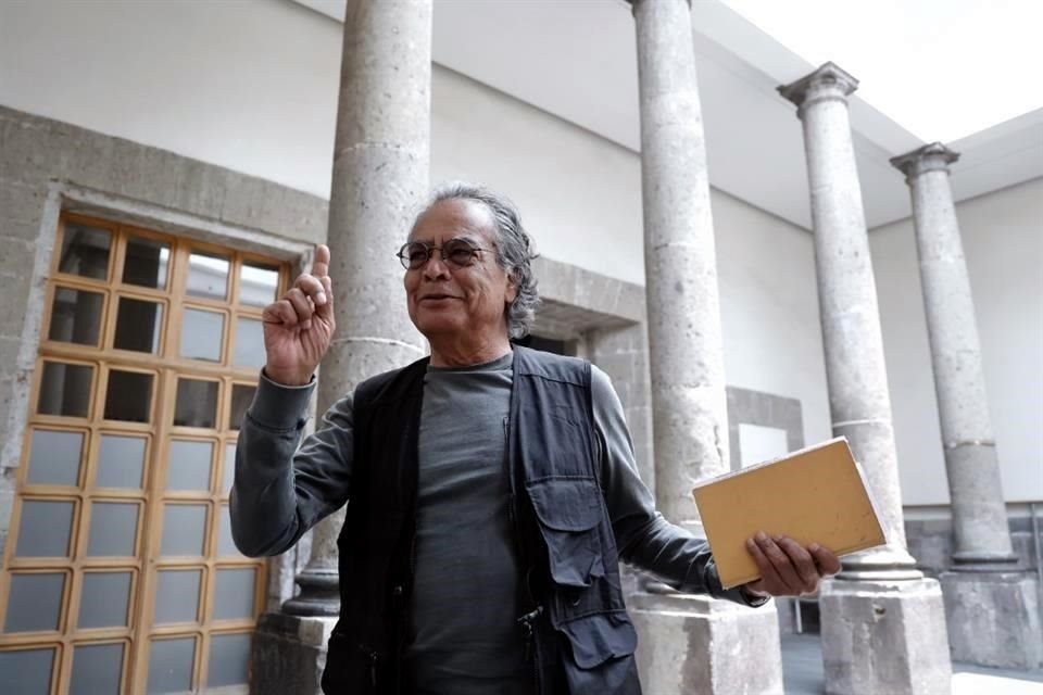 At the suggestion of journalist Manuel Becerra Acosta, his boss at Unomásuno, Valtierra always carries a book with him.