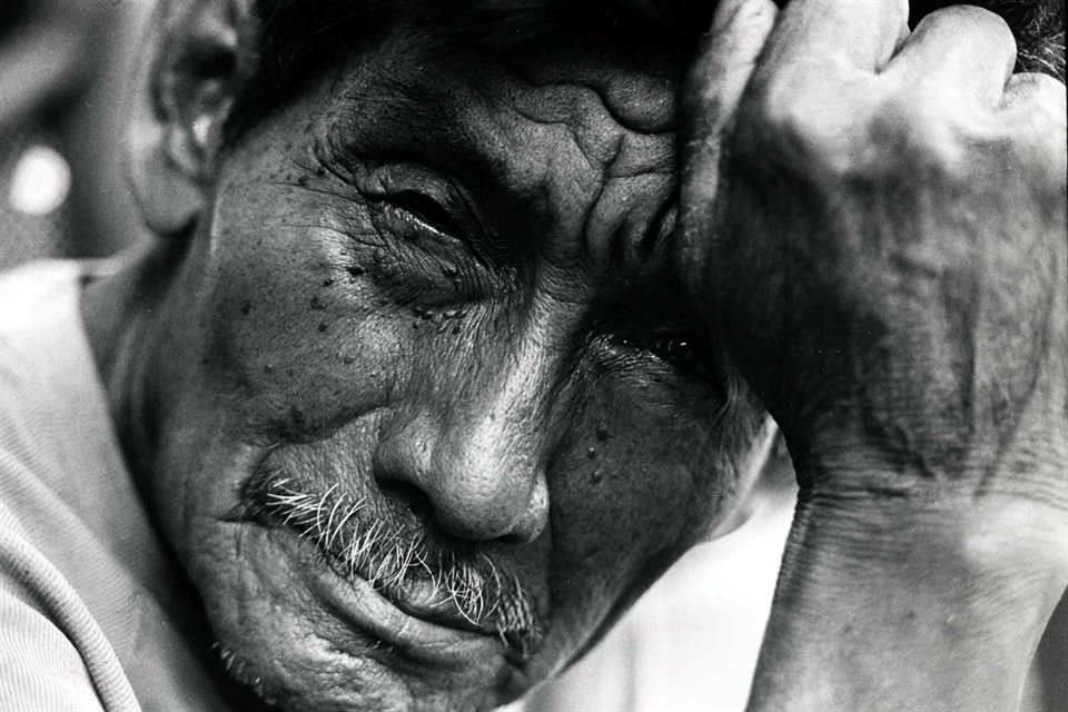 The exhibition portrays the phenomenon of forced displacement due to armed conflicts, as in this image titled 'A Guatemalan refugee (1982)', on the Echeverría border, Chiapas.