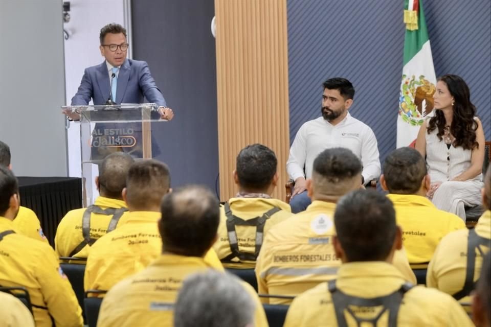 El Gobierno de Jalisco reconoció el trabajo de mil 944 brigadistas forestales y se comprometió a mejorar sus condiciones laborales.