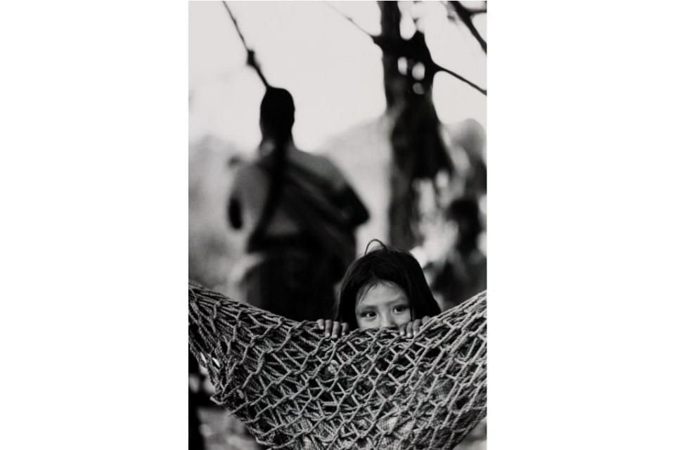 In a clandestine refugee camp, the innocent gaze of a girl captured by Pedro Valtierra's camera in 1982, in Chiapas, emerges.