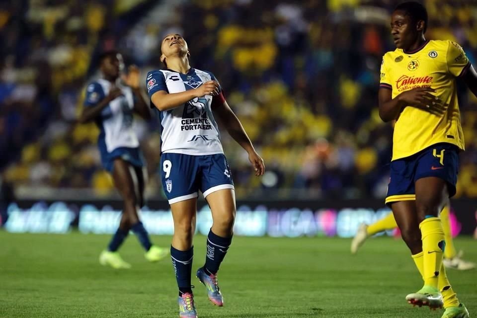 En los primeros minutos, Charlyn Corral estuvo cerca de anotar, pero su disparo se estrelló en la base del poste.