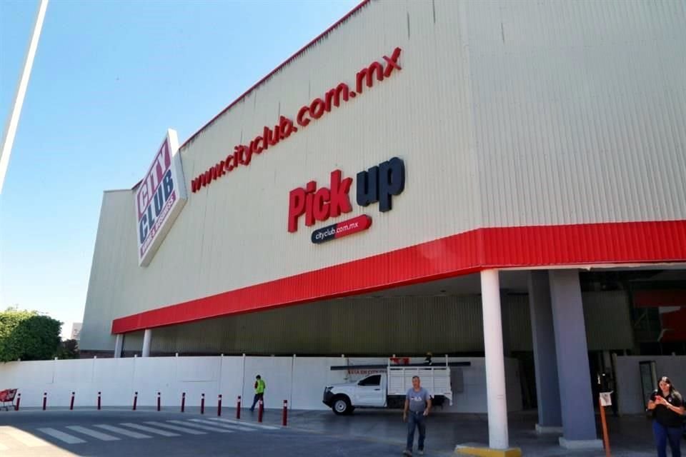 Los trabajos de reconstrucción de la tienda están aún en proceso.