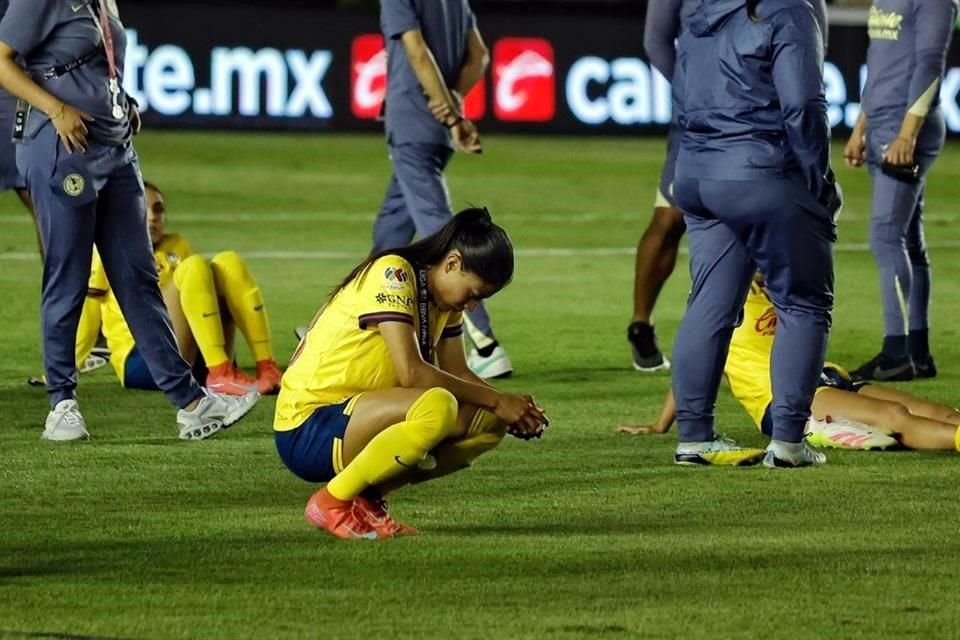 Las jugadoras del América totalmente desconsoladas, tras quedarse cerca de la remontada.