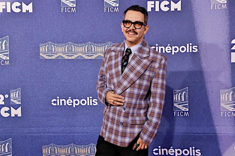 Manolo Caro dirige la serie.